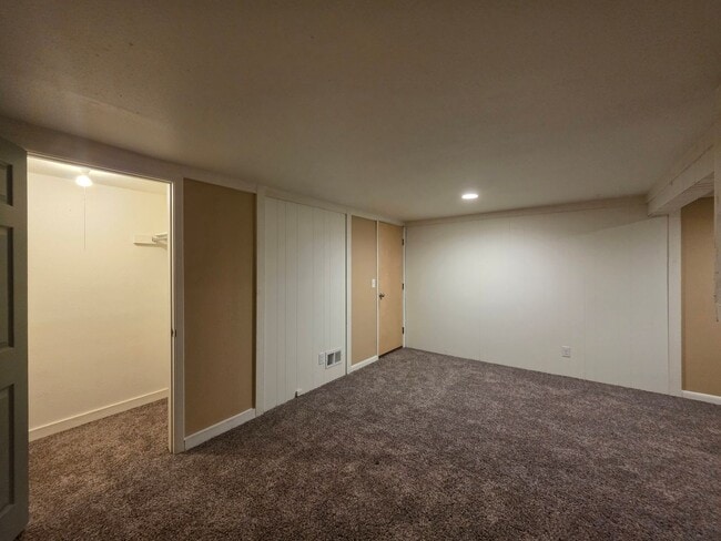 Building Photo - Massive 5 Bedroom Townhouse in Aurora