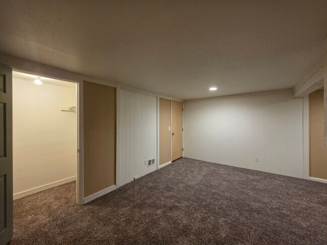 Building Photo - !!NEW PRICE DROP!! Massive 5 Bedroom Townh...