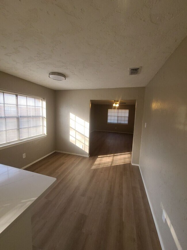 Building Photo - 2/1.5 covered parking, fireplace