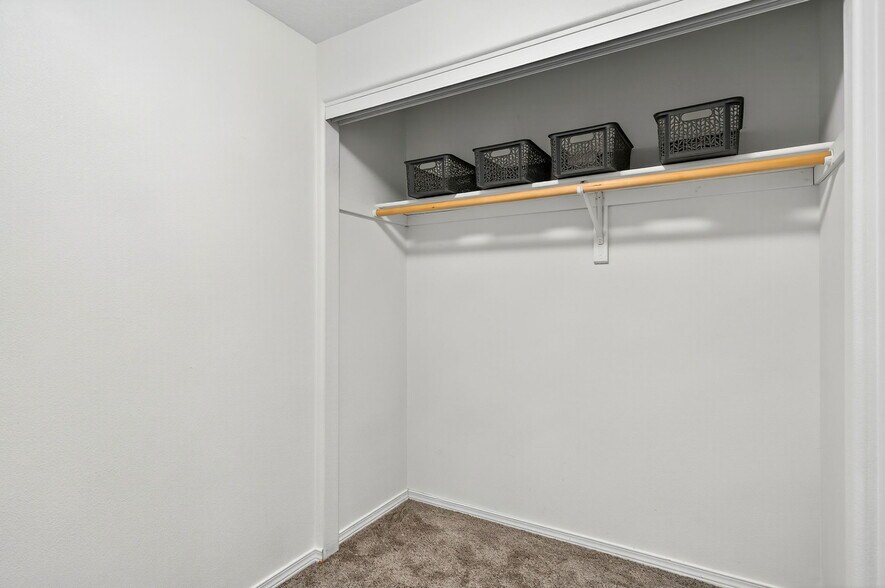 Extra large closet - 2525 SE 136th Ave