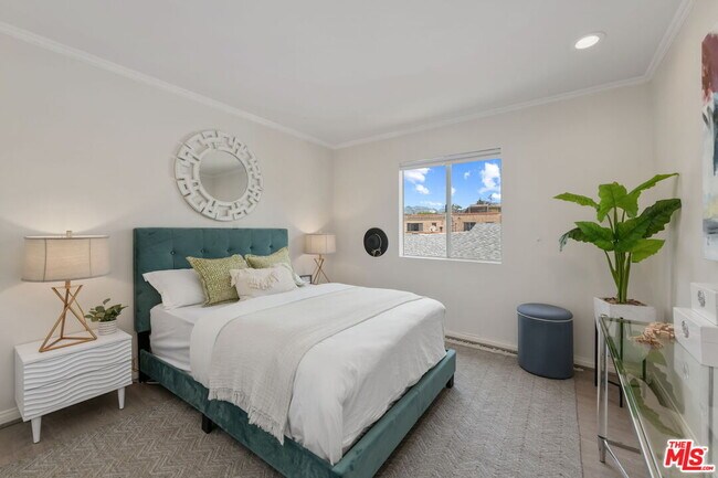 Building Photo - 843 N Martel Ave