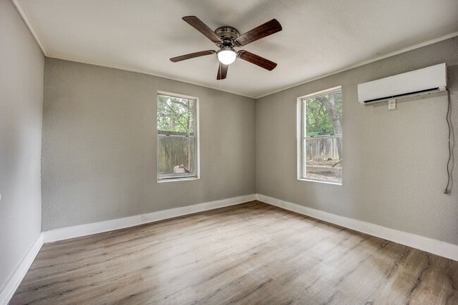 Building Photo - Freshly Updated 2 Bedroom House