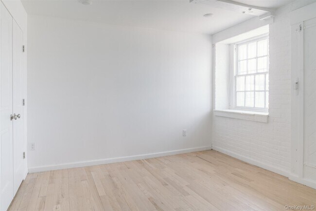 Building Photo - 155 River St
