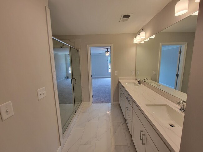 Building Photo - Beautiful Townhome for Lease in Kennesaw