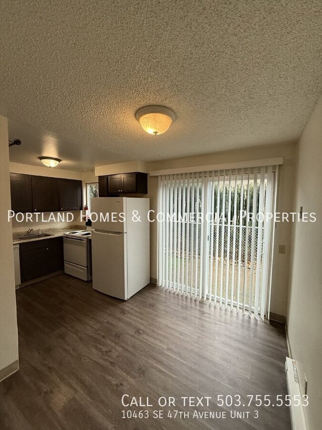 Building Photo - Milwaukie Triplex - 2 Bedroom