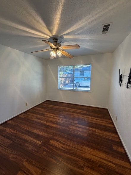 Building Photo - 725 Falcon Dr