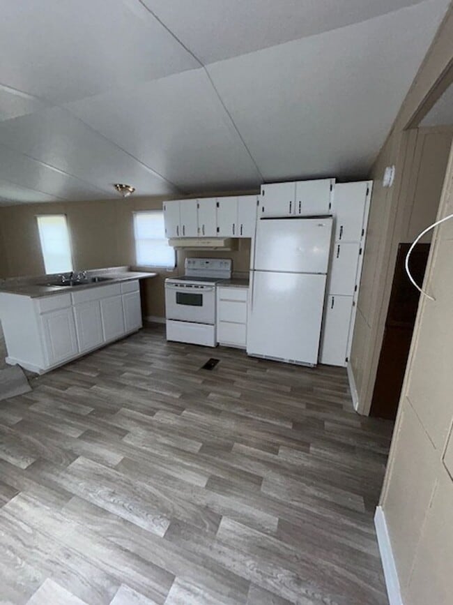 Building Photo - 3-bedroom, 2-bath mobile home