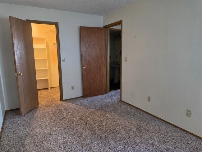 Building Photo - 17054 E Tennessee Dr