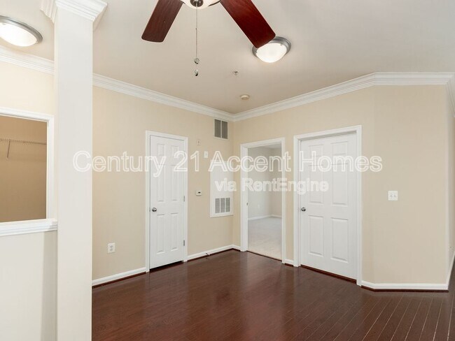 Building Photo - 4862 Eisenhower Ave