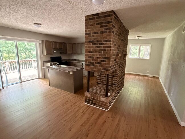 Building Photo - 1206 Treetop unit B