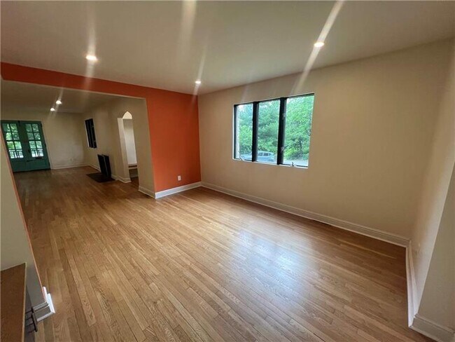 Building Photo - 127 Westland Dr