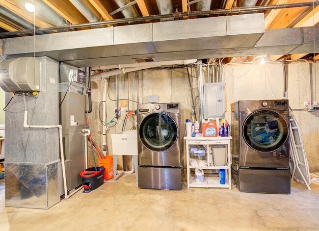 Building Photo - 1344 Fir Ct