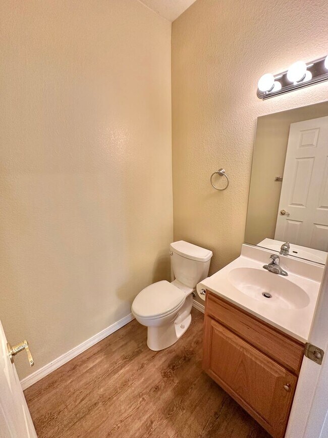 Building Photo - Beautiful 3 bedroom, 3 bathroom home with ...