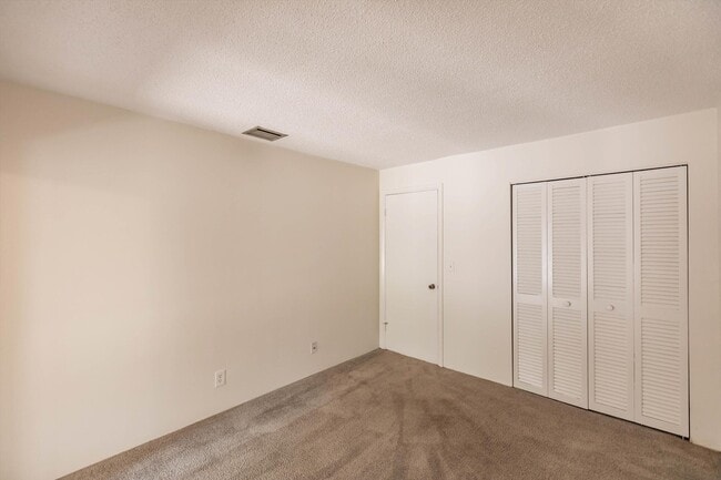 Building Photo - 5029 Rose Hill Dr