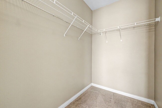 Building Photo - One bedroom condo with detached garage!