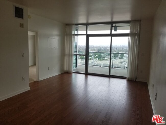 Building Photo - 13700 Marina Pointe Dr