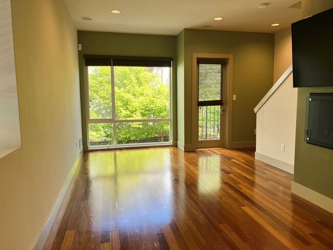 Building Photo - Charming North Beacon Hill 3 bed/2.5 bath ...