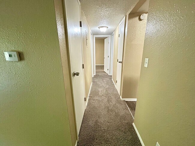 Building Photo - Spacious 2-Bedroom Apartment in a Quiet, Well-Maintained Community