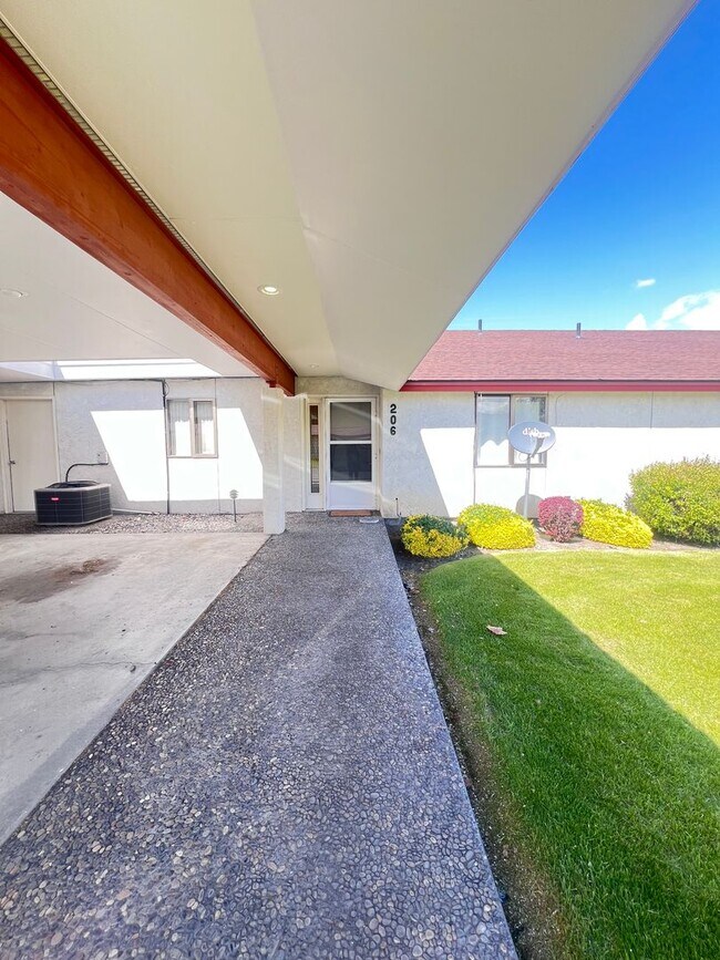Building Photo - 1 Bedroom Condo on the Golf Course!