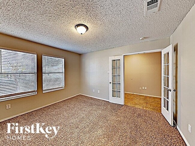 Building Photo - 553 Linacre Dr