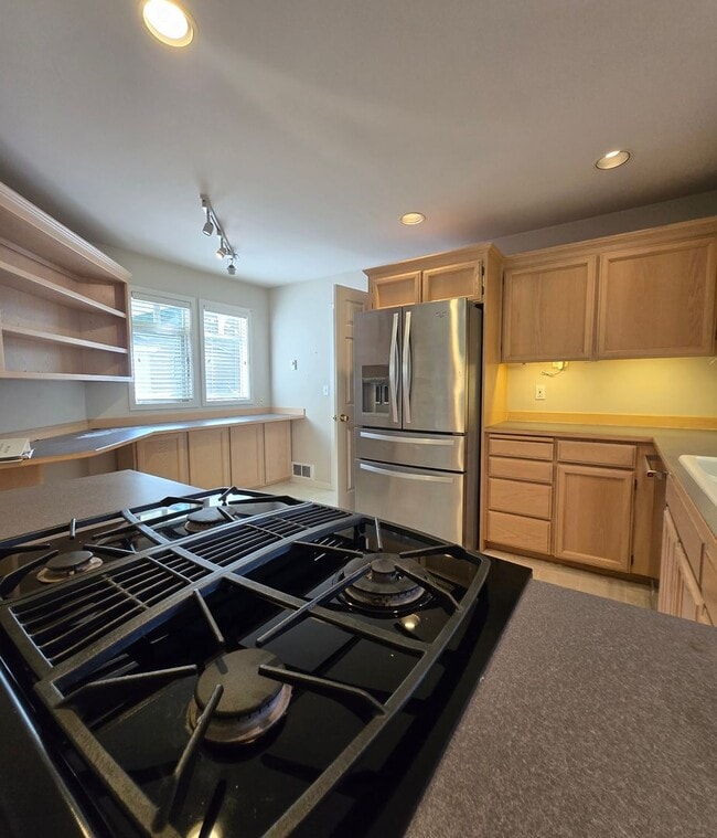 Building Photo - ***PENDING APPLICATIONS***2 Bedroom 1.75 B...