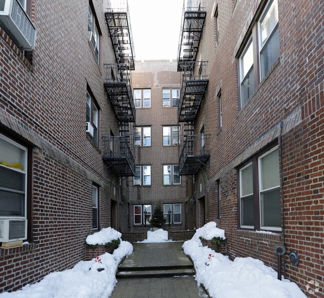 Building Photo - Hudson Crest