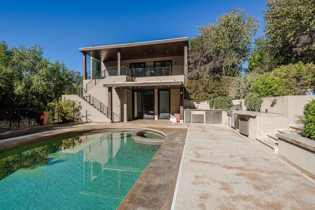 Building Photo - 2510 Skyfarm Dr