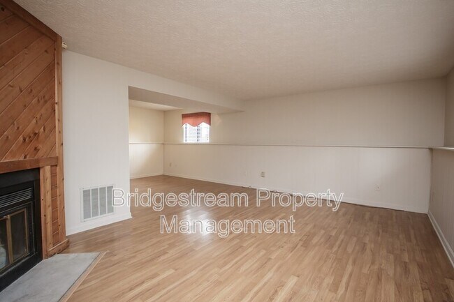 Building Photo - 2421 Bentree Ct