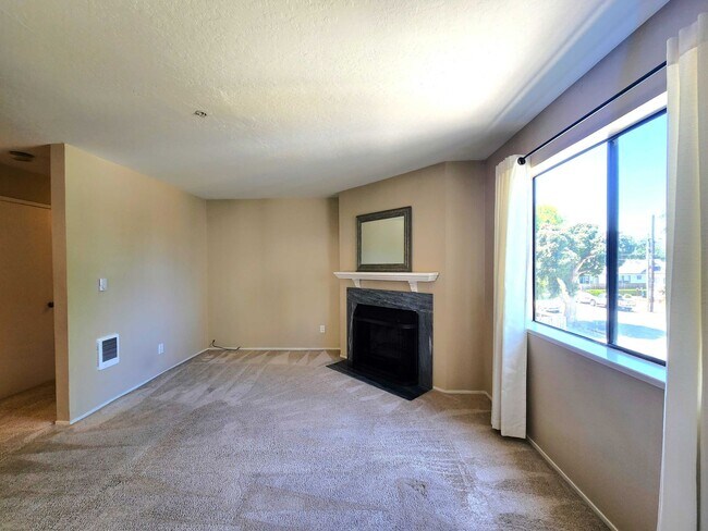 Building Photo - 2 bed 2 bath condo home with 2 patios in San Mateo