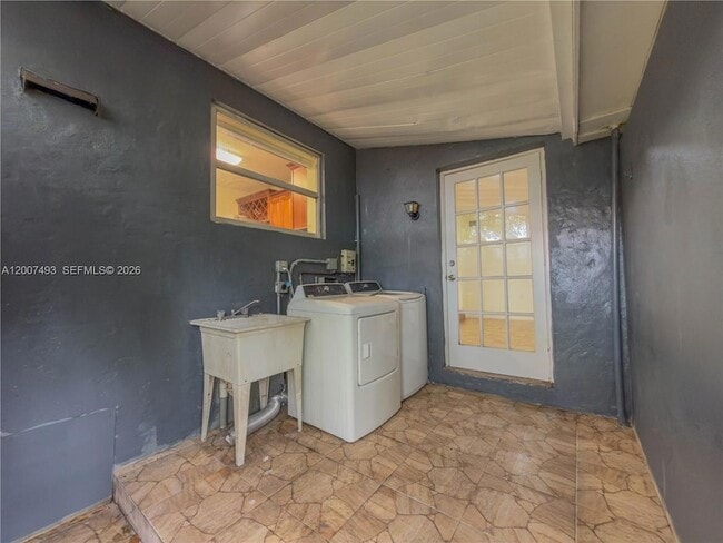 Building Photo - 410 Pinecrest Dr