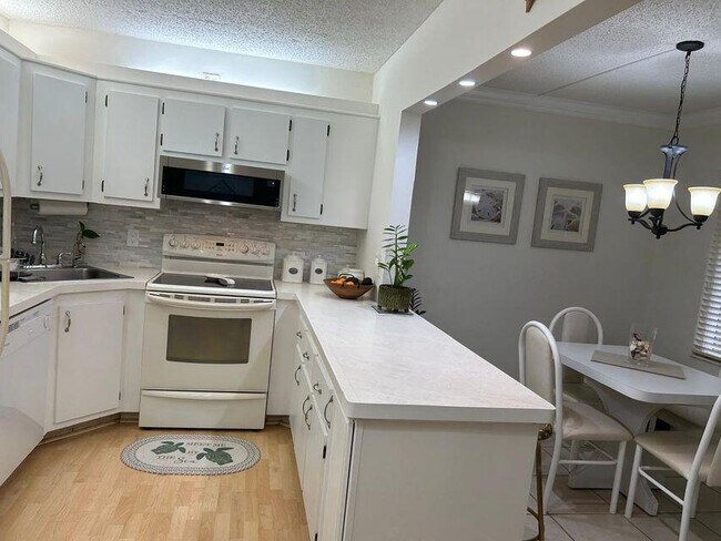 Building Photo - 825 Sky Pine Way