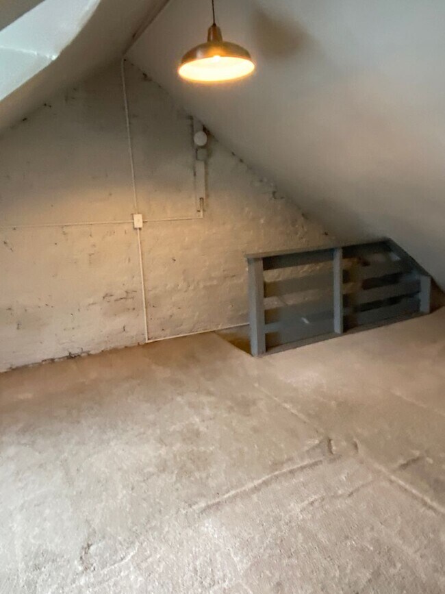 Building Photo - Lovely Three Bedroom House in Lancaster City