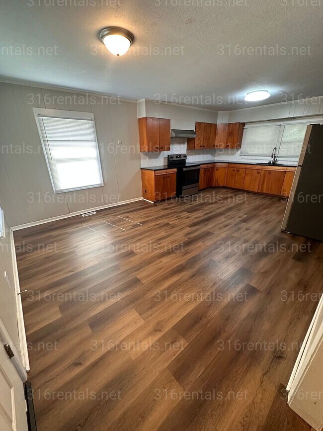 Building Photo - $950 - 2 bedroom / 1 bathroom home with a bonus loft!