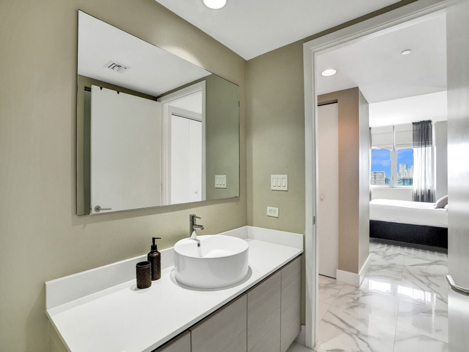 Building Photo - 2602 E Hallandale Beach Blvd