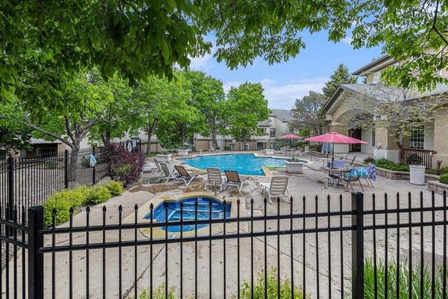Building Photo - 2 bedroom Condo ,Gated community  Hillsbor...