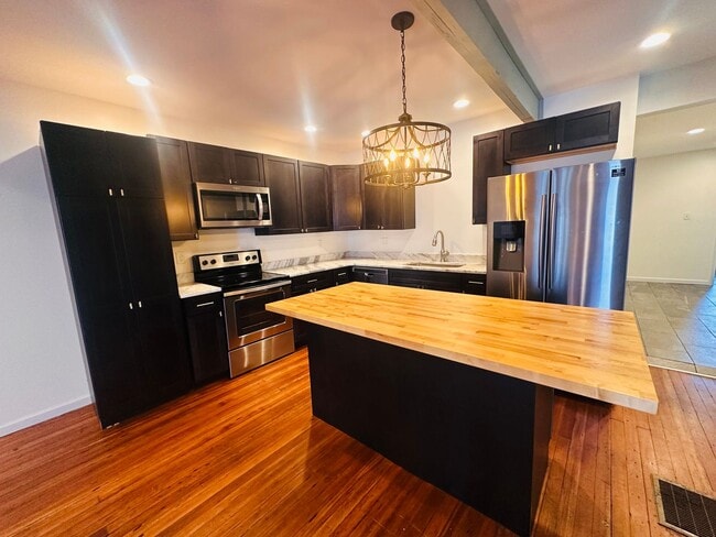 Building Photo - Historic Charm Meets Modern Comfort in Shelby Park