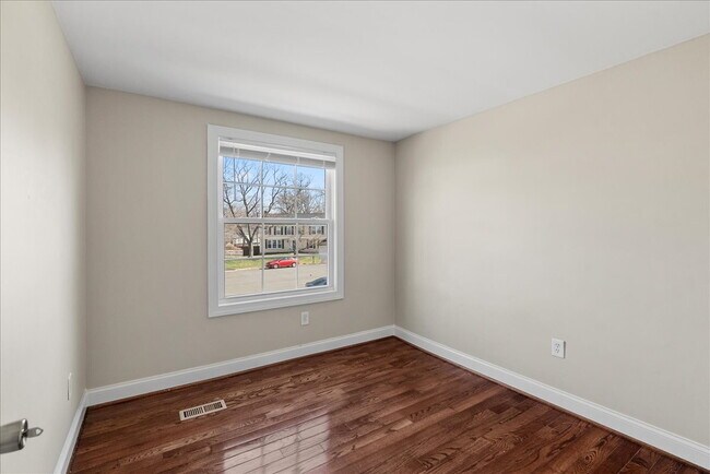 Building Photo - Available Now – Renovated 5BR / 3BA Home in Quiet Sterling Cul-de-Sac