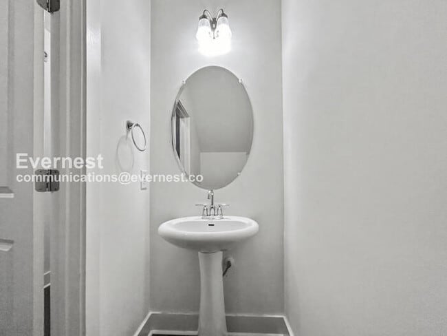 Building Photo - 1924 Dillon Dr