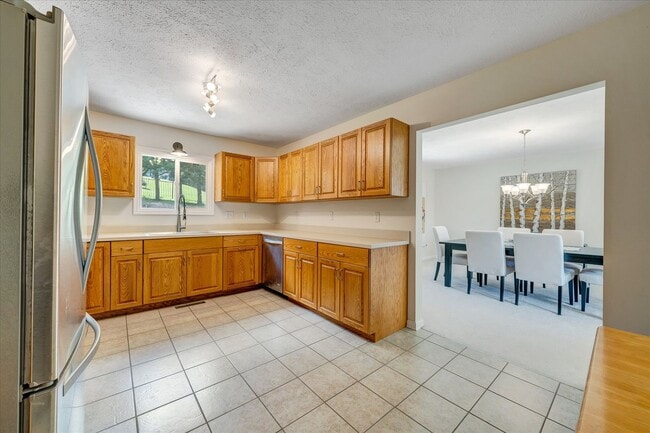 Building Photo - Comfort & Convenience in the Heart of Blacksburg