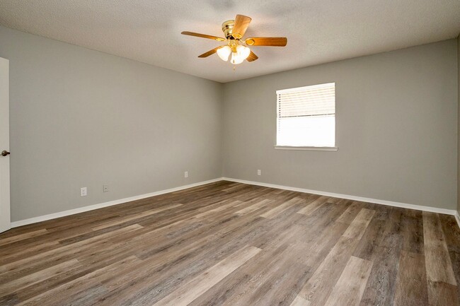 Building Photo - Fully Remodeled Townhome with Loft and Pri...