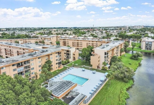 Building Photo - 8889 Fontainebleau Blvd