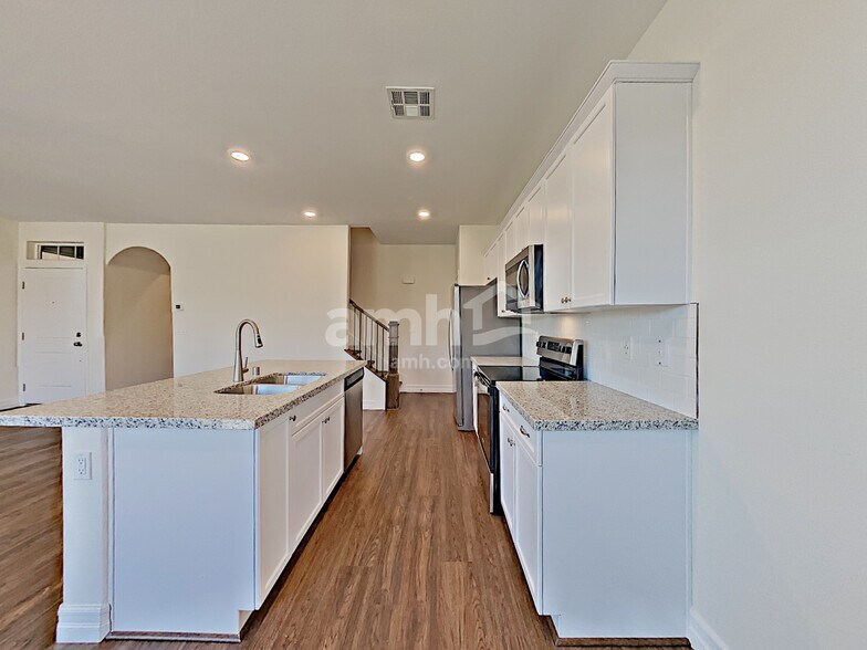 Building Photo - 9875 S Eastern Ave