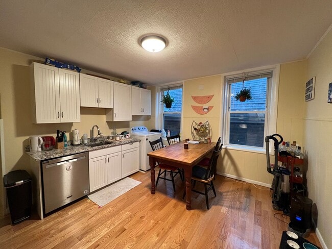 Building Photo - 9/1 Top floor 4BR/3BA on Somerville/Camb line!