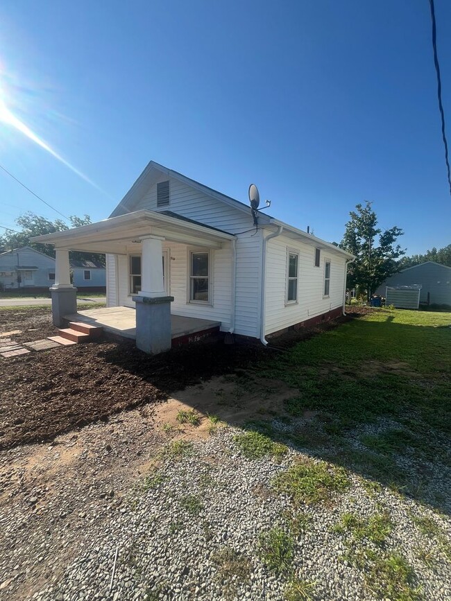 Building Photo - Two bedroom, 1 bath house in Durham