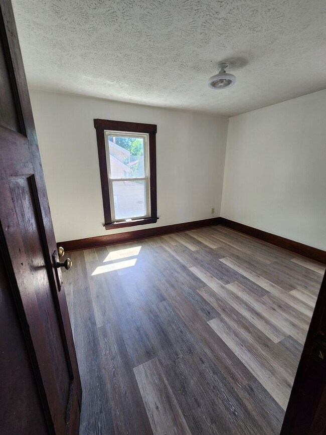 Building Photo - Beautifully Update 4 Bedroom House For Rent in Firestone Park