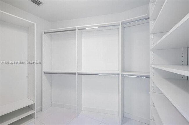 Building Photo - 2020 N Bayshore Dr