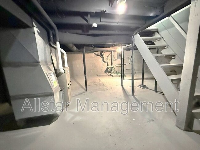 Building Photo - 924 Spring Ave NE