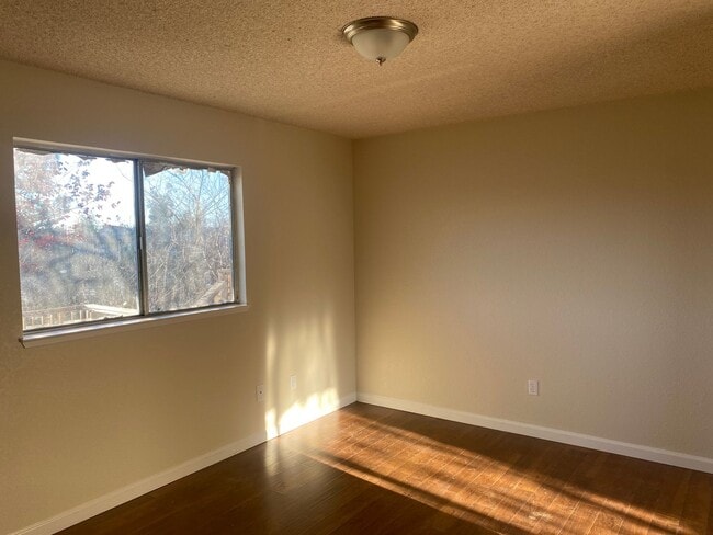 Building Photo - 3 BEDROOM 2 BATHROOM HOME IN THE PEPPERTREE SUBDIVISION