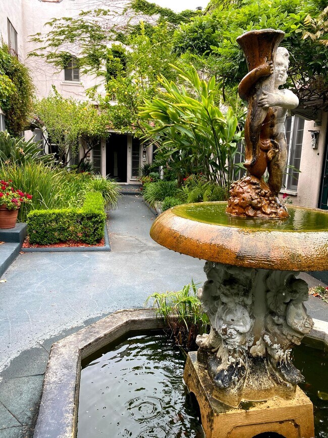 Building Photo - 1002-1012 1/2 N. Sweetzer Ave.