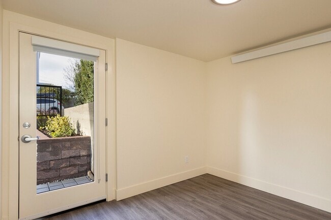 Building Photo - Newly Remodeled 3BR w/ In-Unit W/D, Private Entry & Designer Finishes – Pet Friendly!